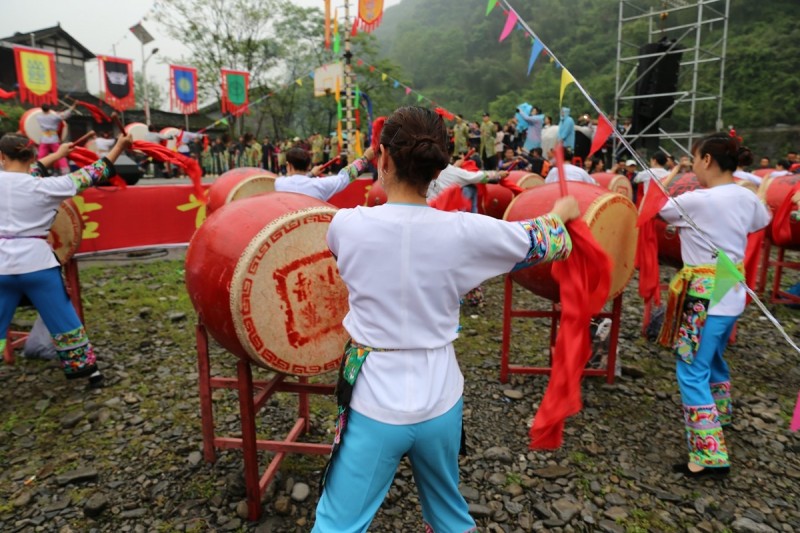 今天“四月八”，吉首坪朗比往年更“火”！