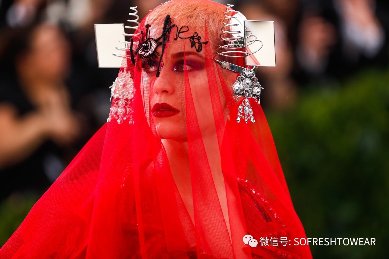 给你一百万｜你愿意买件衣服还是买辆车子？