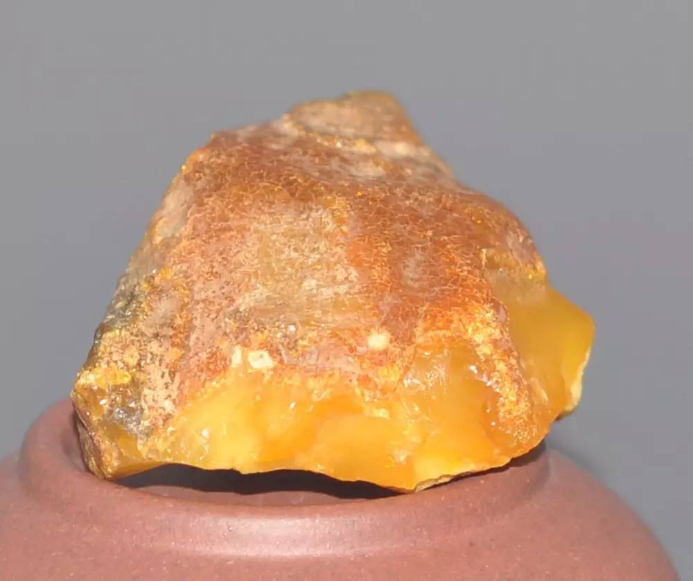 鉴别蜜蜡原石真假的最简单方法,蜜蜡原石和打磨过蜜蜡的区别