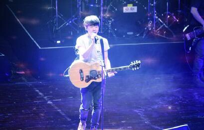 赵雷在成都演唱会现场喊谁,小伙在酒吧唱成都赵雷现身