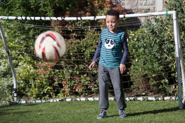 身患癌症小朋友踢足球治愈场面,小男孩得病踢足球