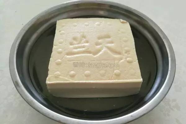 吃素就吃蛋白质丰富得豆腐，好吃到连盘子都能吃掉
