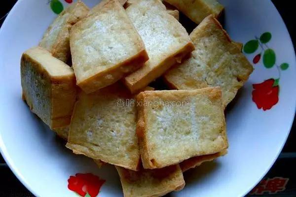 豆腐的这种做法太下饭了，咬一口会爆汁，孩子把盘子都舔干净