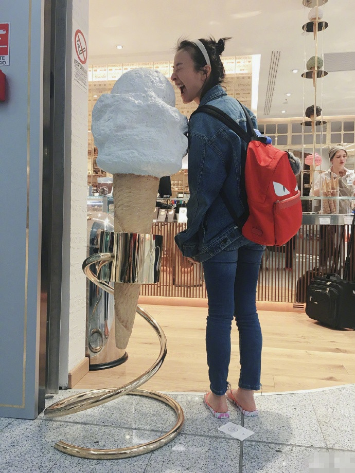 吴昕看马德里竞技比赛,吴昕韩国拍照