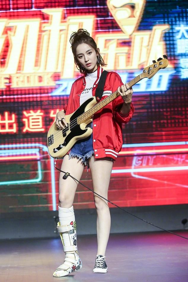 白百何与古力娜扎,娜扎打石膏