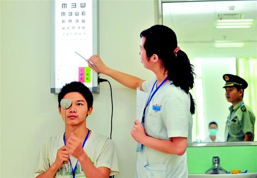 做过近视手术的可以考军校吗,近视600度做近视手术能报考军校吗