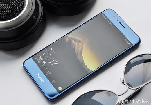 华为荣耀9遭曝光！正面指纹，取消耳机插孔