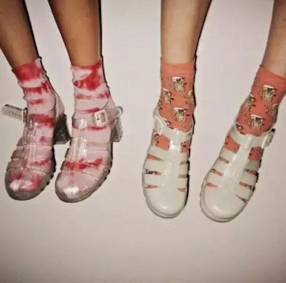 小时候我嫌这双鞋low，全身塑料的它现在要卖好几千块！