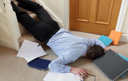 女生从楼梯上摔下来手机屏幕坏了,女孩玩手机从楼梯上摔下来后续