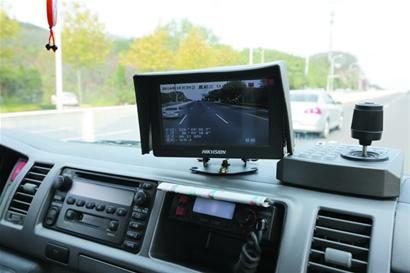 红灯避让救护车怎么做,遇到红灯避让救护车视频