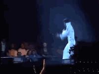 歌王许冠杰一家六口现身,许冠杰是第几代歌王