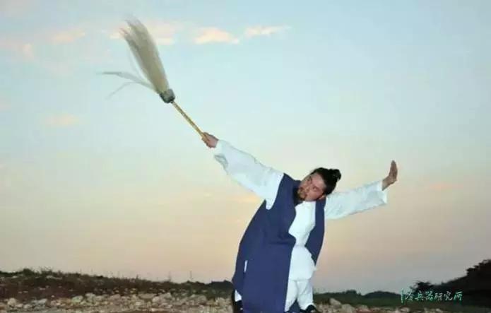 拂尘是哪个神仙的法器,道家拂尘兵器