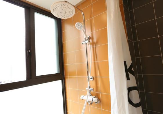 花洒堵塞除垢办法,花洒用久了水渍怎么处理