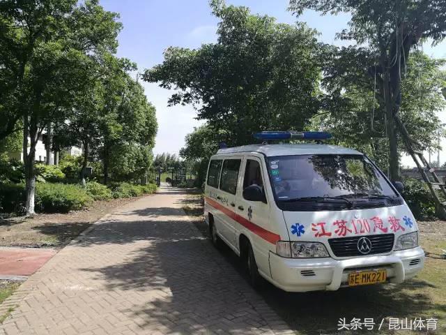 昆山体育场进行足球比赛,昆山市职工足球比赛