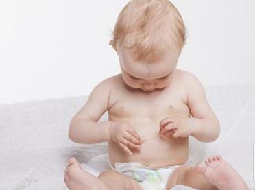 宝宝头上长一层东西像结痂一样,30多天的宝宝头上长小颗粒