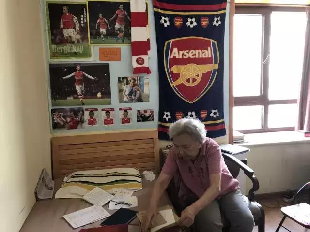 78岁枪迷大妈：诚实欺骗、忠诚背叛，江湖上有的，足球里都有