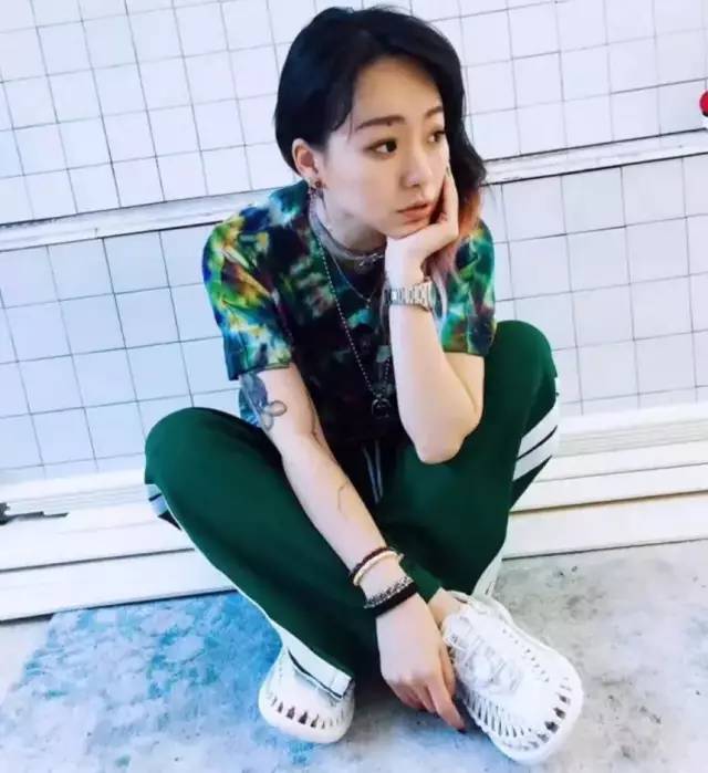 夏天来了该穿凉鞋了,穿凉鞋的季节到了