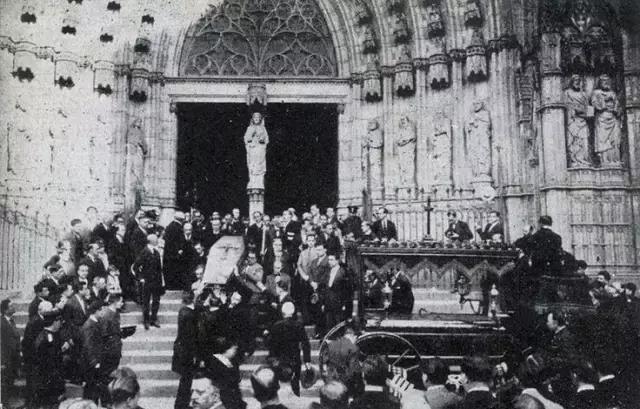 西班牙高迪个人介绍,疯狂的高迪成就了巴塞罗那的传奇