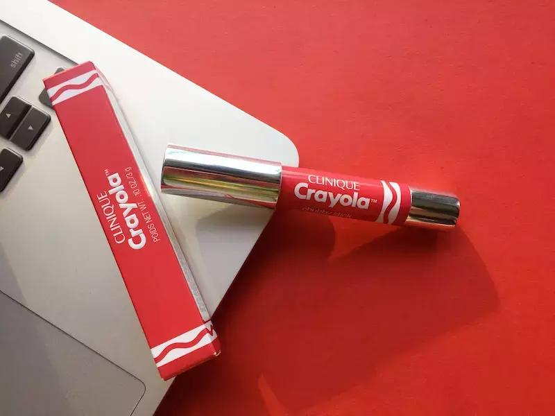 是的，画笔公司真的推出了一款蜡笔唇膏