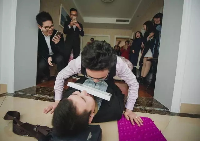 堵门游戏准备几个比较合适,新郎迎娶新娘堵门游戏