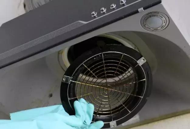 油烟机不管有多脏一个口罩就搞定,油烟机太脏了用什么清理比较干净