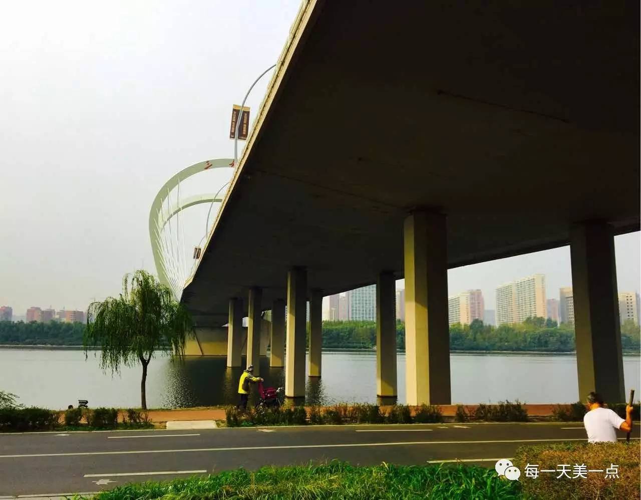 沈阳浑河边骑行夜景,浑河漫步道自行车