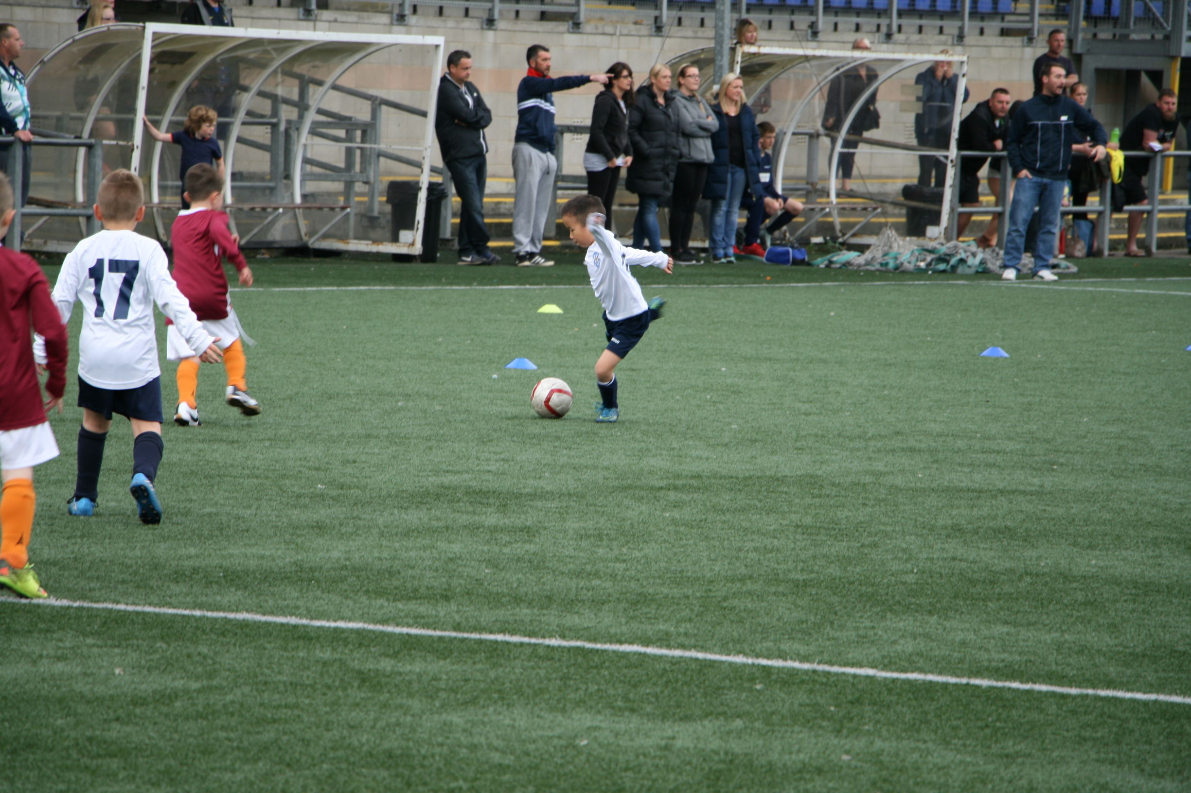 儿子踢足球认真的样子,儿子踢足球进球开心