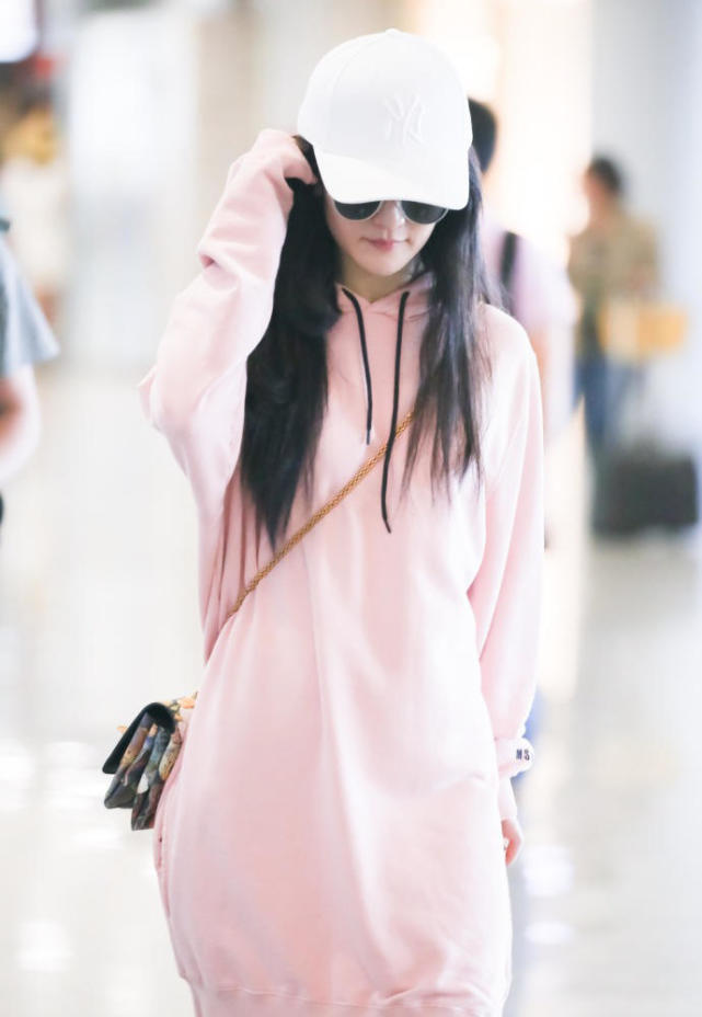 谢娜适合的穿衣风格,谢娜最新穿搭土味十足