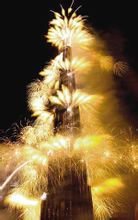 世界第一高楼哈利法塔点亮中国红,世界第一高楼和第二高楼差多少米