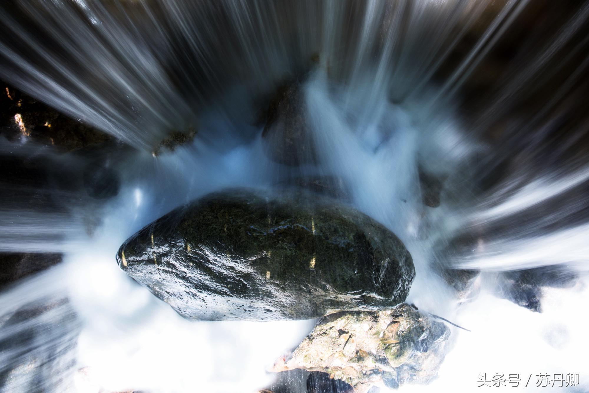 在水下洞穴探险,森林海自由潜水