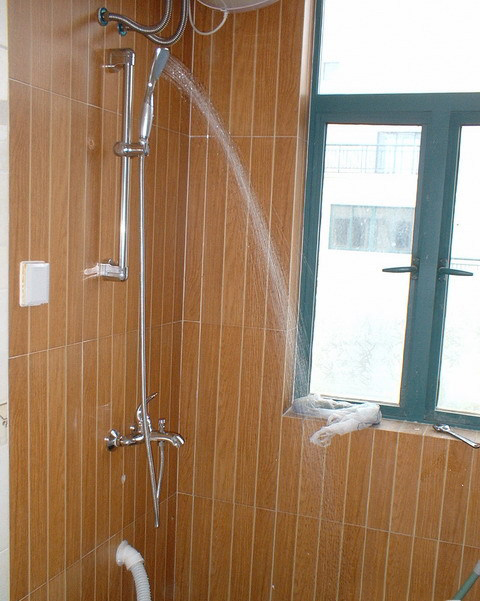 水桶自制太阳能,用矿泉水瓶做太阳能热水器手工