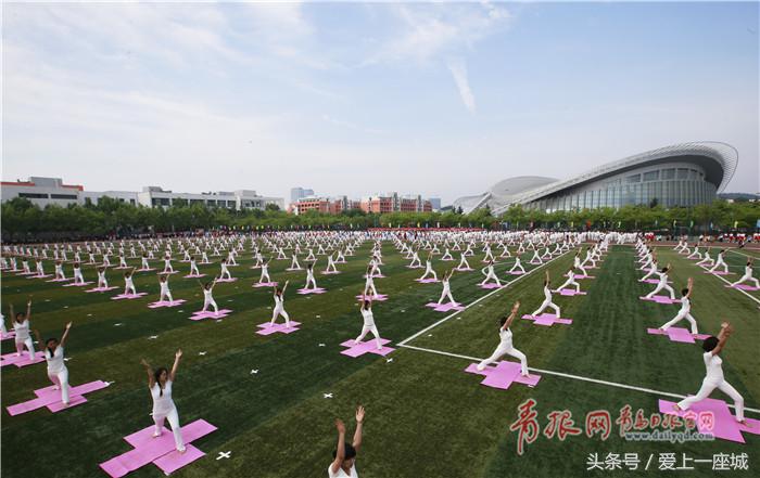 震撼！青岛一高校齐秀瑜伽、太极剑，太壮观了