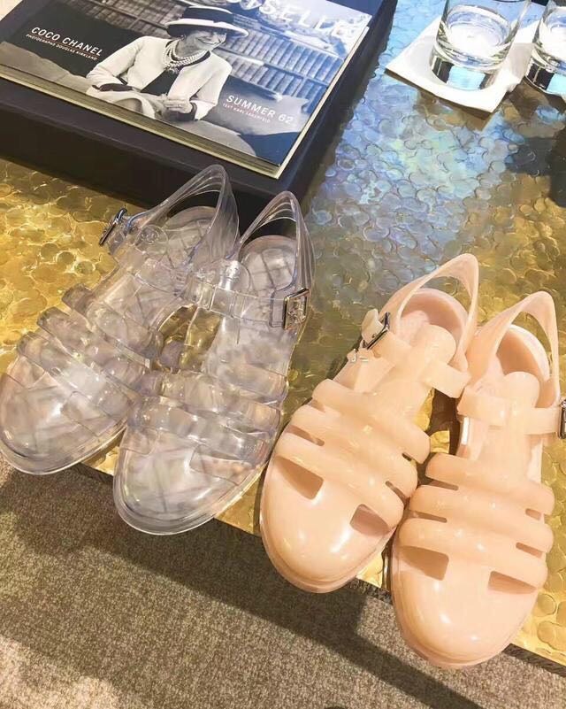 香奈儿凉鞋一字带红色,香奈儿凉鞋logo掉色