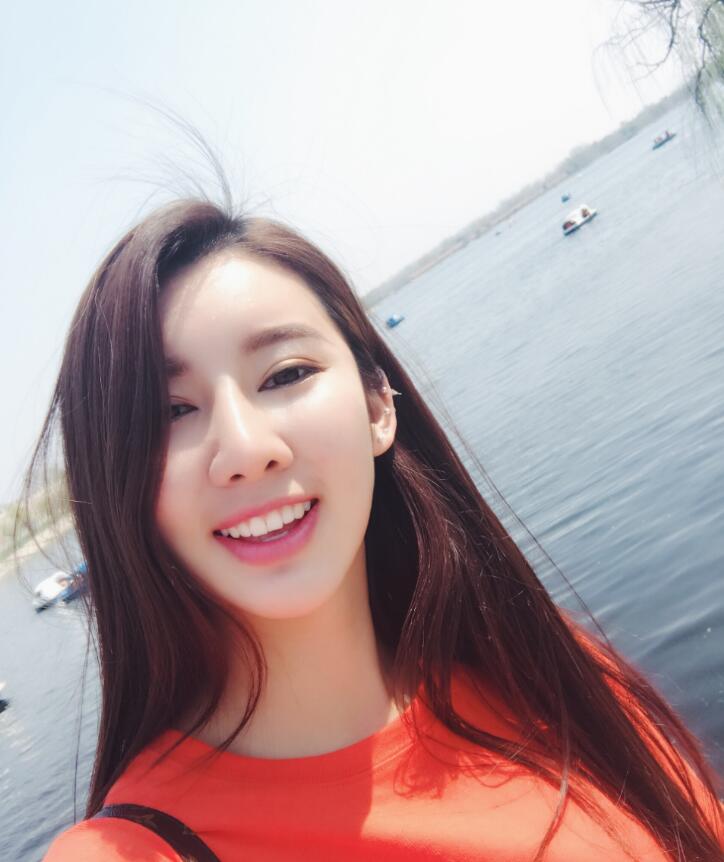 从车展不看车说起，中国搏击需打造知名度不逊白百何的举牌女郎！