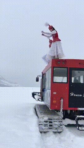 大爷打牌顶石头,大爷扛砖打牌原视频国外