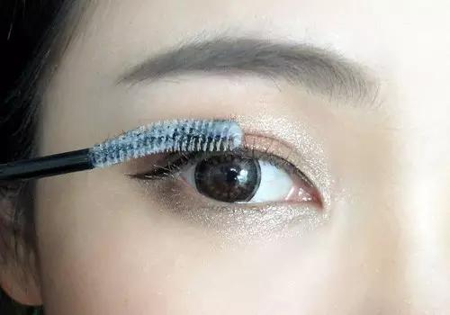 刷睫毛跟不刷差距好大呀!交给你,你不知道刷睫毛的技巧。
