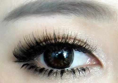 刷睫毛跟不刷差距好大呀!交给你,你不知道刷睫毛的技巧。