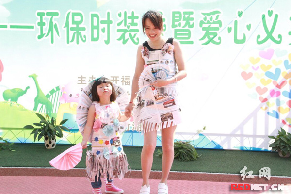 幼儿园环保时装秀垃圾袋做的服装,幼儿园手工塑料袋时装秀