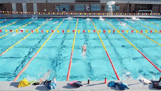 游完泳眼睛红分泌物增多用什么药,游完泳眼睛红有很多血丝正常吗