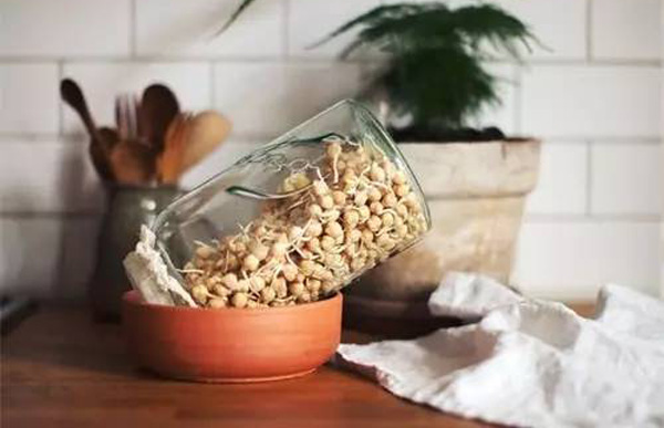 公公背着儿媳重操旧业，意外成为小区大妈们心中男神