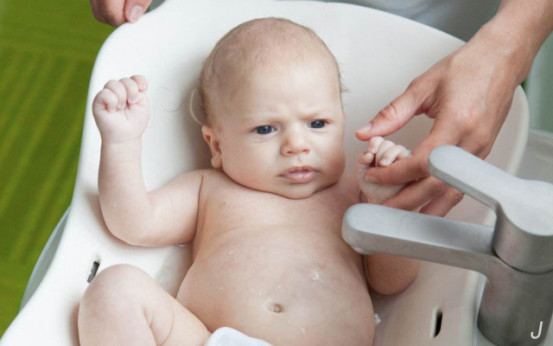 宝宝一洗澡就哭，学会5个方法1秒停止哭闹