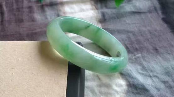 翡翠掉粉,翡翠裂纹不停掉粉