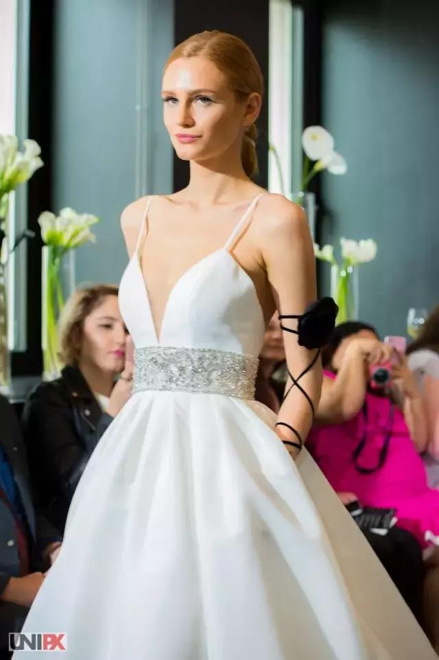 谁家的婚纱可以让你在海边举办婚礼也不怕晒黑？