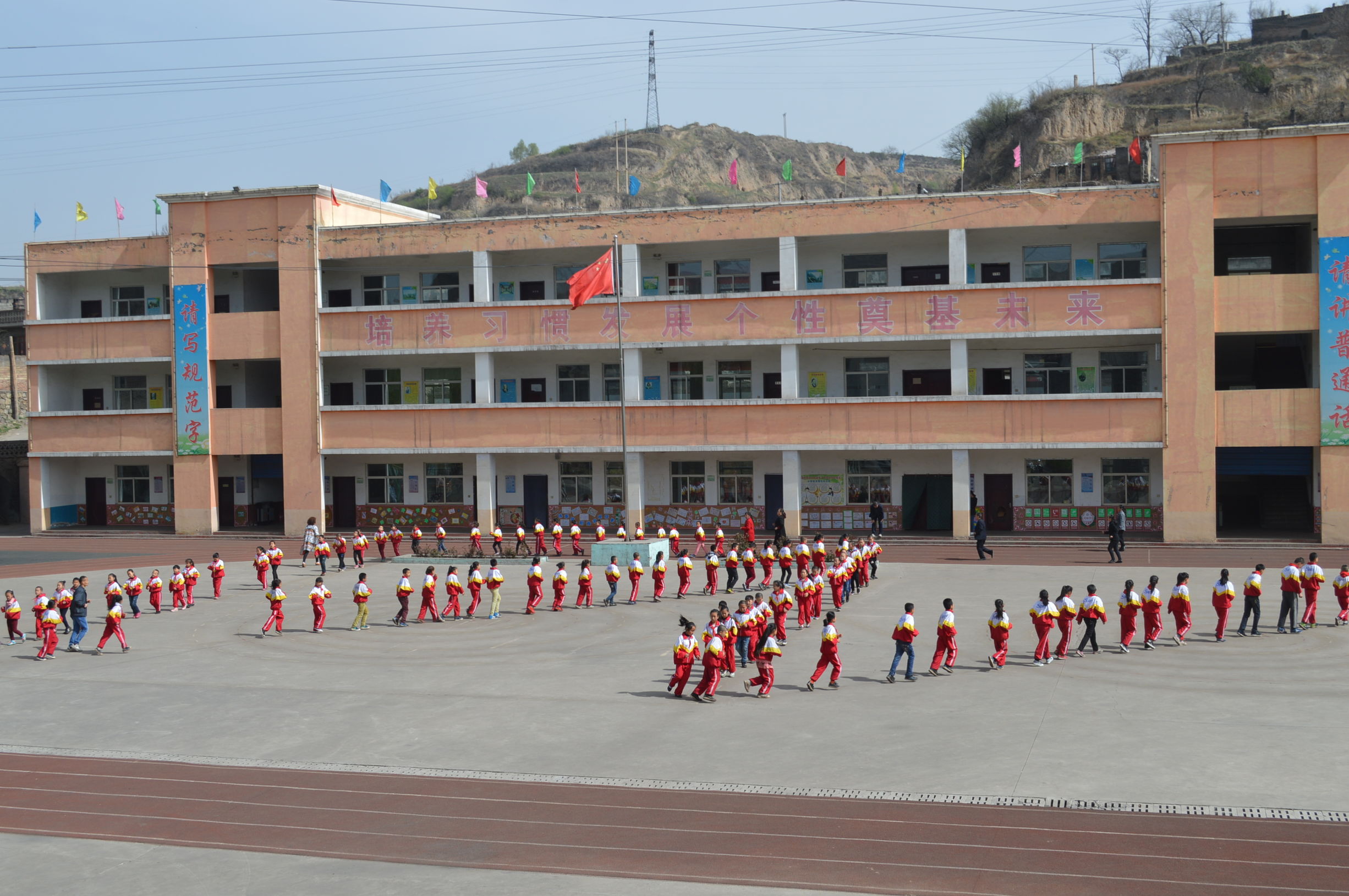 “钉”在农村写忠诚——记孝义后庄小学支教教师王春浦