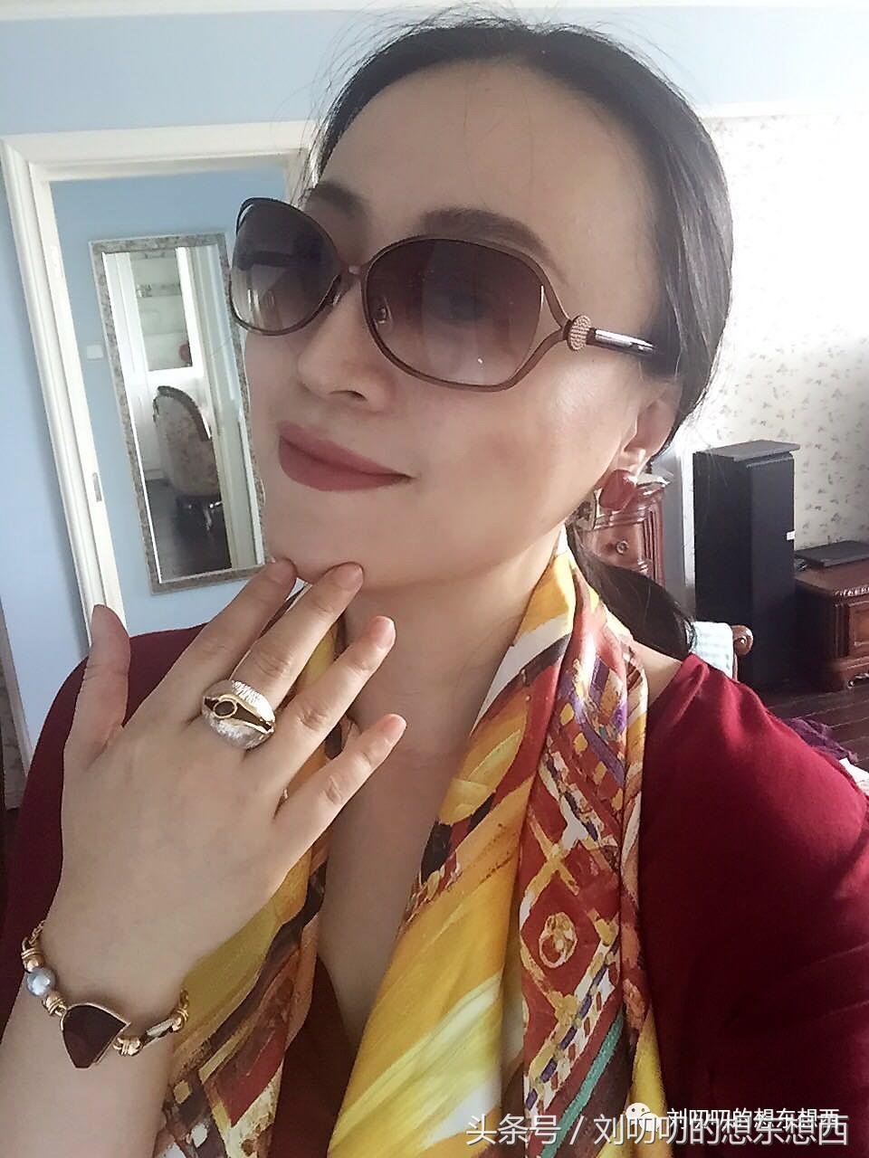 一身红可以很霸气也可以很妖娆-一日一Look素色衬衫四