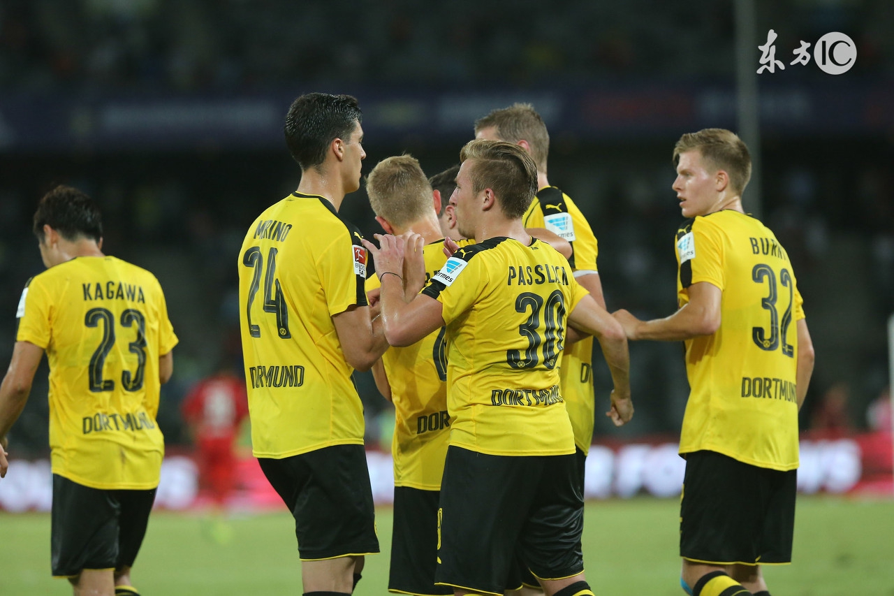 奥巴梅扬图赫尔帅气合影，球迷：美羊羊你穿了谁的裤子！