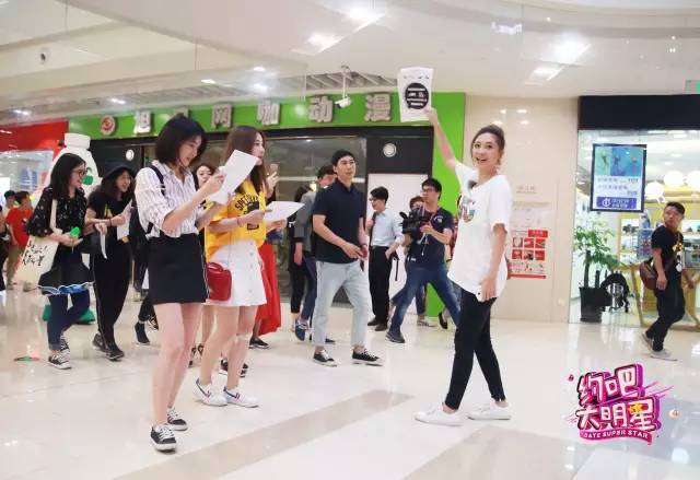 李晨鹿晗倒水片段,鹿晗和李晨遛狗