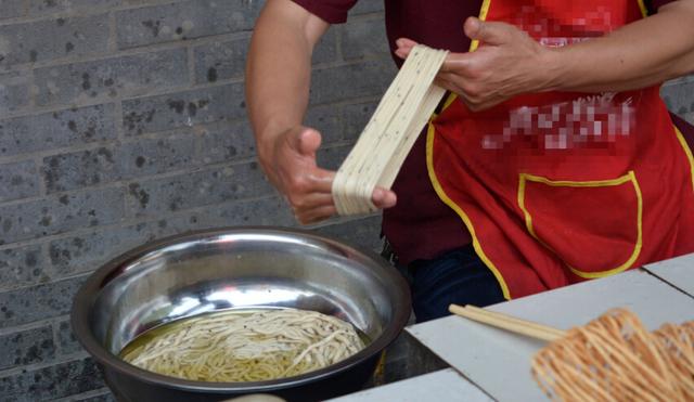 这个炸物10元1袋的炸物，景区大集卖疯了！原来是用它做成的？