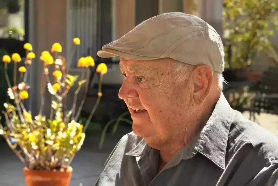 为了复活50年前的“冷冻人”，这个维修工背负了半世纪的骂名