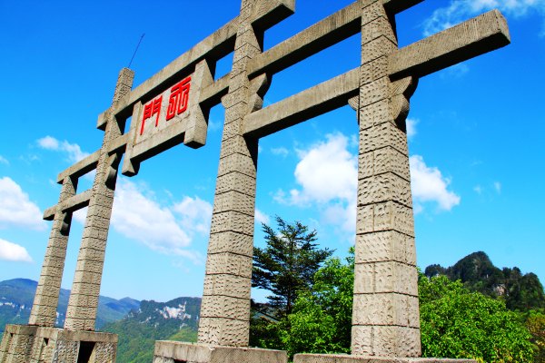 神农架有几个洞,神农架有一个神秘的深谷